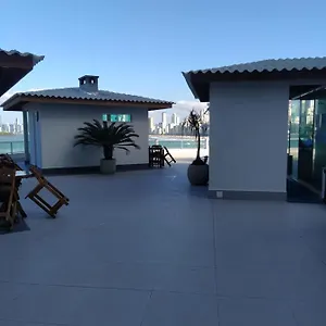 Um Com Piscina Frente Mar Apartamento